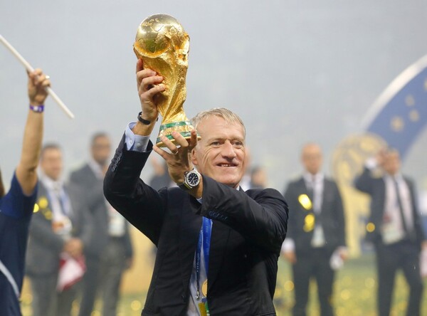 2022 카타르월드컵축구대회 프랑스 팀을 이끌고 있는 디디에 데상(54) 감독은 1998년 프랑스 월드컵에선 주장으로, 2018년 러시아 월드컵에선 감독으로 월드컵을 들어올렸었다.(사진=나무위키 갈무리)
