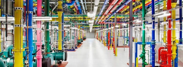 구글의 데이터 센터, 서버 운영 및 적절한 온도 유지를 위해 엄청난 전력을 소모한다.