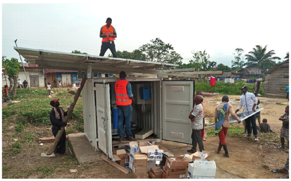Congo Power Program의 일환으로 *Off-grid box 시스템을 설치하고 있는 모습 ⓒ google