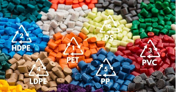 플라스틱병, 제품 등에 볼 수 있는 표시. 숫자나 약자를 통해 수거된 플라스틱을 재사용, 재가공 하고 있다.