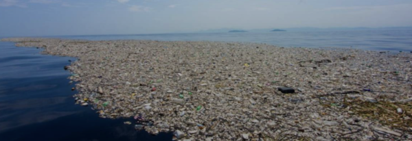 바람과 해류의 영향으로 북아메리카, 아시아에서 흘러온 플라스틱 쓰레기가 모여 있는 쓰레기 섬(GPGP, The Great Pacific Garbage Patch)의 크기는 한반도 면적의 7배에 달한다. [사진 출처: THE OCEAN CLEANUP] [4]