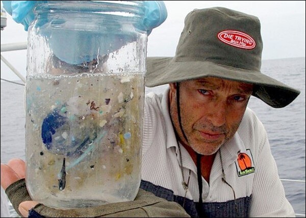 환경운동가 찰스 무어는 1994년 요트를 타고 LA에서 하와이까지 횡단하던 중 거대한 쓰레기 섬 GPGP를 처음 발견하고, 국제적으로 환기시켰다.