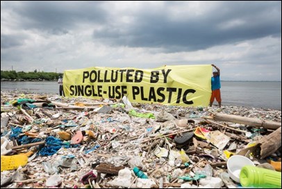 필리핀 마닐라 해안에서 그린피스 활동가들이 ’일회용 플라스틱으로 인한 오염“이라고 적힌 플래카드를 펼치고 있다.
