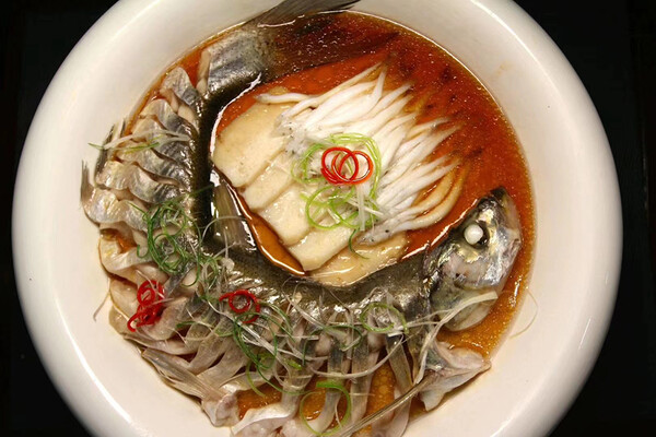 겨울어획철에 잡은 물고기로 준비된 요리, 사진제공=黑龙江日报