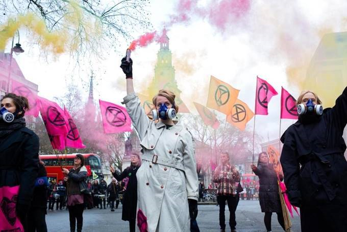 런던 패션위크에서 시위를 벌였던 운동 단체 '멸종 반란'. 패션위크를 기후변화의 원흉으로 지목했다.