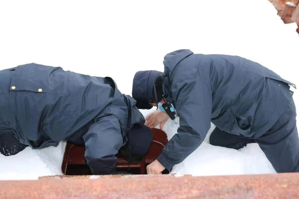 중러간 극지실크로드를 건설하기 위해 작업자들이 얼음의 상태를 살피고 있다. 사진제공=黑龙江日报