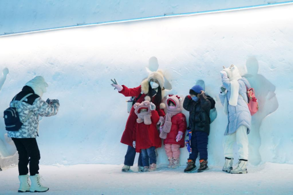 남방에서 온 관광객들이 얼음과 눈과 추위를 즐기고 있는 모습, 사진제공=黑龙江日报