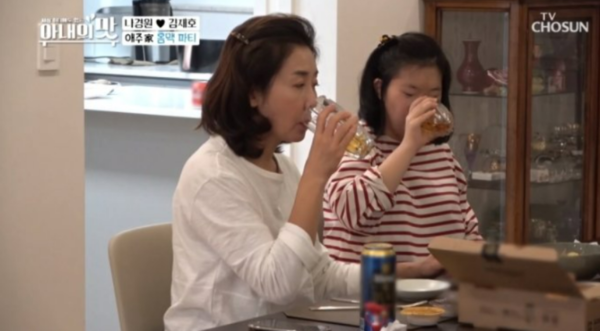 딸인 김유나와 함께 방송에 출연한 모습, 사진 갈무리: TV조선 아내의 맛