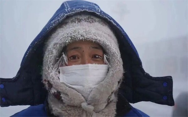 얼음안개(冰雾)로 뒤덮인 모허시를 걷고 있는 사람의 모습, 사진제공=黑龙江日报