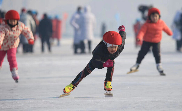아동 부문 경기가 진행되는 가운데 한 선수가 빙판을 질주하고 있다. 사진제공=黑龙江日报