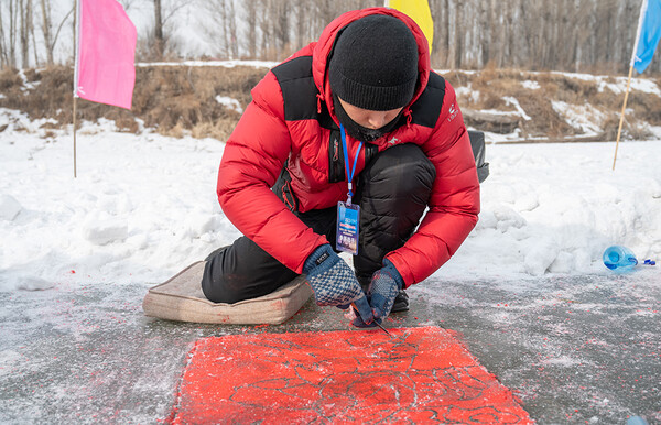 빙설관광의 새로운 발견, 탁채빙설화 창작 활동에 전념하고 있는 참가자들의 모습, 사진제공=黑龙江日报