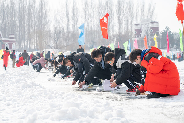빙설관광의 새로운 발견, 탁채빙설화 창작 활동에 전념하고 있는 참가자들의 모습, 사진제공=黑龙江日报