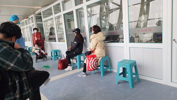 장춘공항에서 외국인(한국인)에 대한 코로나 검사를 받기 위해 대기하고 있다.