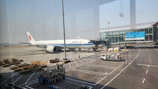 환승하기 위해 경유하는 베이징 공항의 모습