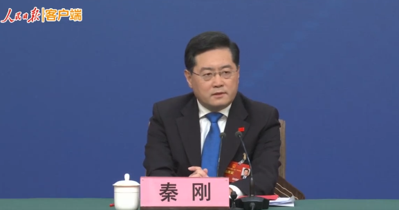 중국의 신임 외교부장 진강(秦刚)이 기자회견을 하고 있다.