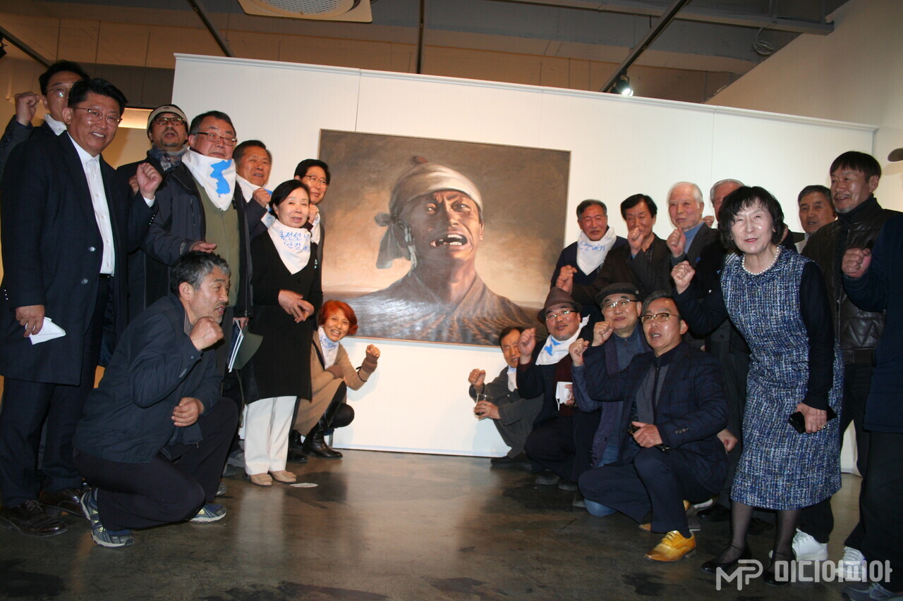 '백산 일어서다'라는 작품 앞에서 기념촬영하는 참가자들, 그림 오른쪽이 신학철 화백이다. Ⓒ강승혁