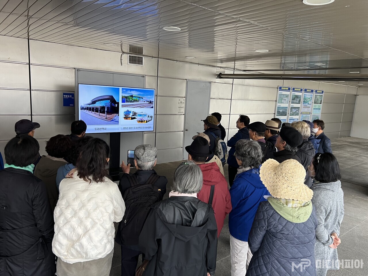 사진은 '도라산역' 플랫폼에 설치된 영상장치 앞에서 역장의 설명을 듣는 참가자들의 모습이다. Ⓒ강승혁