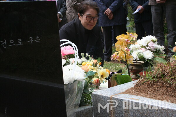 고 김금수 선생의 묘소에 절을 올리고 일어서는 모습으로 여사의 얼굴에 슬픔이 가득하다. Ⓒ강승혁