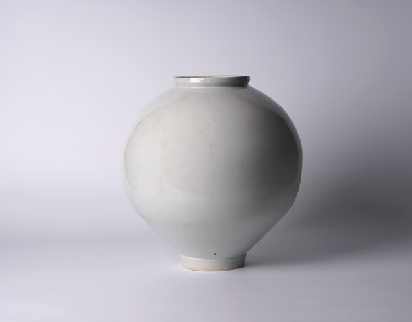 고용석 Yongsuk Ko 달 항아리 ( Moon Jar )40x38cm 백토에 물레성형 2023