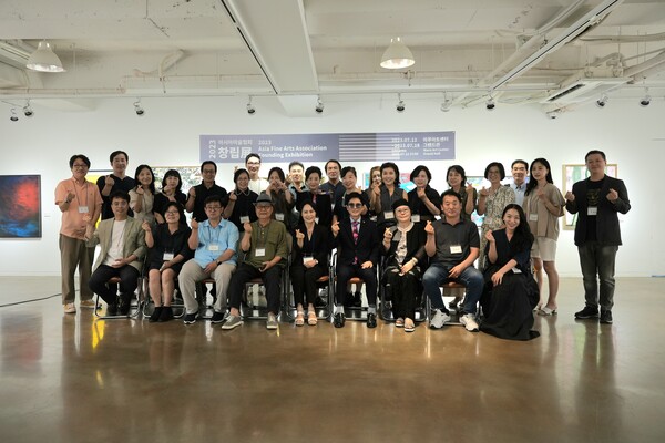 작가들을 포함한 아시아미술협회 창립 전시회 관계자들의 기념촬영 모습, 사진제공=아시아미술협회