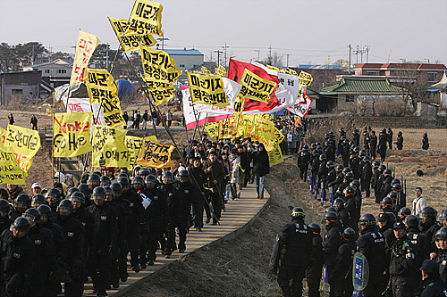 2005년 미군기지를 향해 행진을 벌이는 참가자들의 모습. 출처 : 통일뉴스(http://www.tongilnews.com)