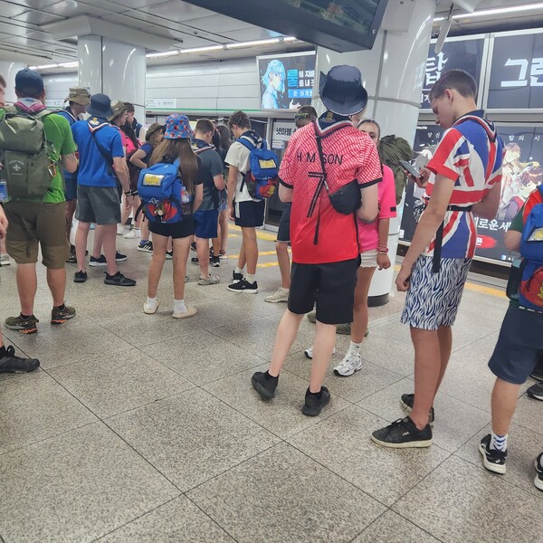 서울의 4호선 지하철 안과 사당역에서는 UK라고 적힌 옷을 입은 영국 스카우트 대원들 일부가 돌아다니는 모습도 볼 수 있었다.ⓒ권용