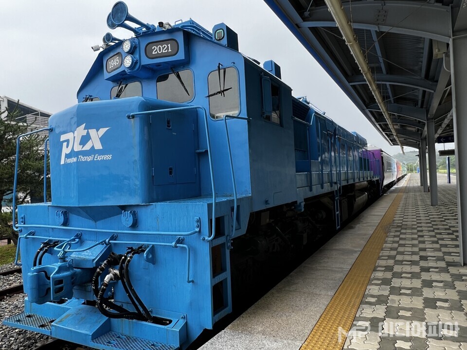 제진역 플랫폼에 있는 1량의 기관차와 5량의 객차로 이뤄진 PTX열차의 모습이다. Ⓒ강승혁