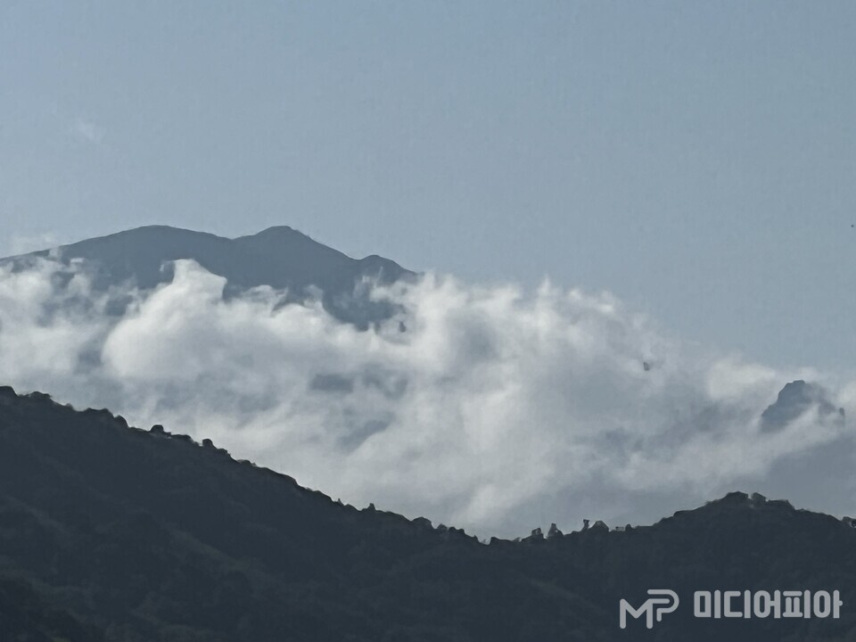고성통일전망대에서 좌측으로 바라보면 멀리 구름으로 솟은 봉우리가 보이는데, 이 봉우리가 일만이천봉의 하나인 채화봉이라고 한다. 사진은 확대한 모습이다 Ⓒ강승혁