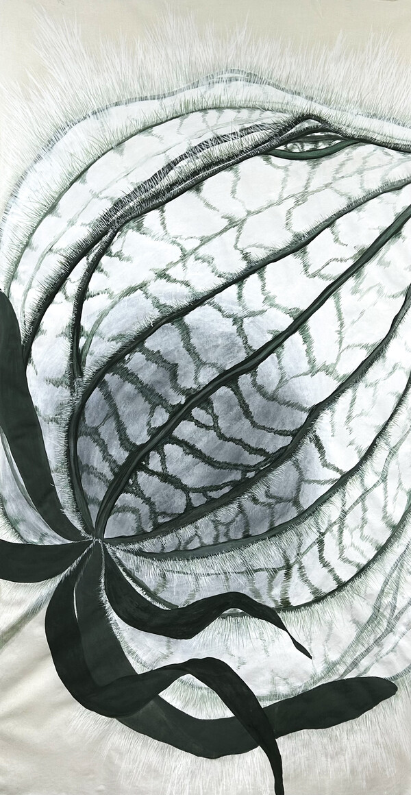 Fragile flower, 2023, 광목천에 호분, 분채, 165×88cm / 작가 제공