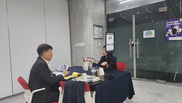 Stage천안 2023 구매상담회에서 이엠트리 샴푸에 대하여 설명하고 있는 조문경 대표(사진 오른쪽), 사진제공=한류TV서울