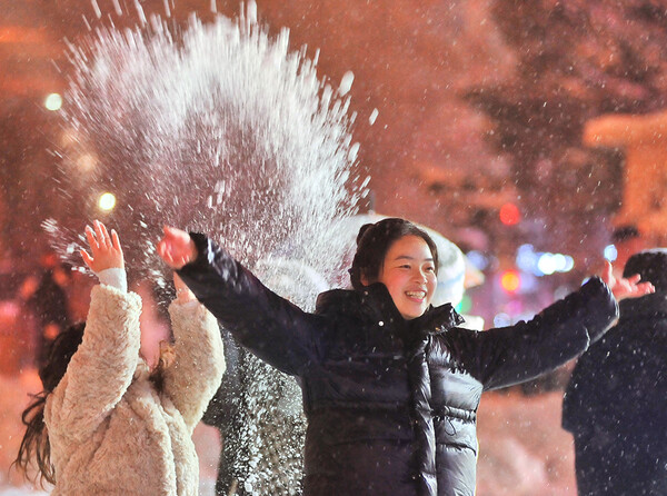 눈 내린 하얼빈 대표 관광거리 중앙대가(中央大街)에서 사람들이 눈을 즐기고 있다, 사진제공=黑龙江日报