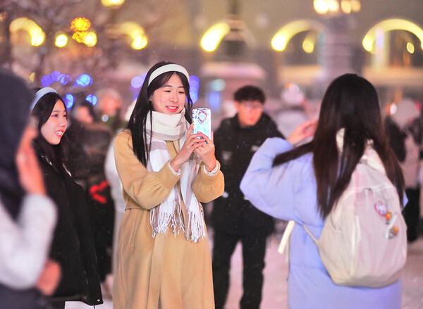 눈 내린 하얼빈 대표 관광거리 중앙대가(中央大街)에서 사람들이 눈을 즐기고 있다, 사진제공=黑龙江日报