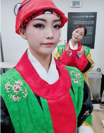2018 처용무 렉쳐 콘서트,에서의 모녀, 돈화문 국악당, 딸 변상아(앞쪽), 어머니 강금희(뒤쪽)