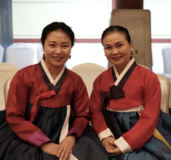 2019 가족 결혼식에서의 모녀, 딸 이지현(좌측), 어머니 이상신(우측)