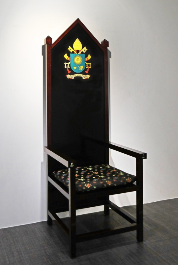 김영준 프란치스코 교황 의자 60.0×60.0×190.0cm 옷칠, 나전칠기 2014 / 주최측 제공