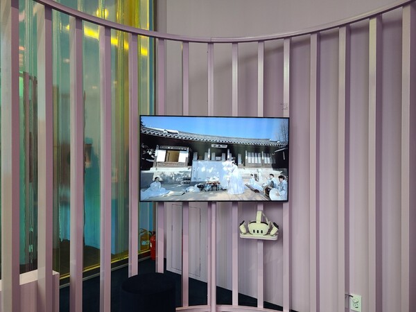 씻김, 강승표, 2023 6DoF 360도식 VR / 기자 제공운현궁을 배경으로 펼쳐지는 채수정 판소리 명창의 '진도씻김굿'을 실감나게 체험하는 VR 작품으로 한국예술종합학교 ATLab에서 제작한 이 작품은 KF XR 갤러리에서 최최로 공개됐다.