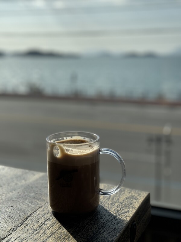 여수 바다를 바라보며 마지막으로 커피 한 잔.@권용