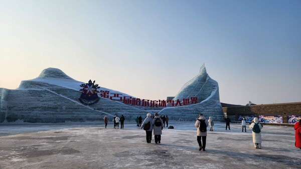 제25회 하얼빈빙성대세계(哈尔滨冰雪大世界) 입구에 세워져 있는 기념 얼음 조각물, 사진제공=한류TV서울