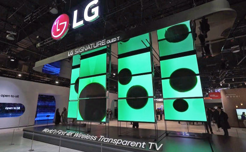 세계 최초 투명·무선 올레드TV ‘LG 시그니처 올레드 T’ 미디어아트 무빙 모습 / 애니프레임 제공