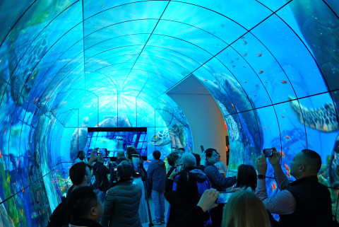 관람객들이 CES 2024 LG전시관에 설치된 webOS 미디어터널을 관람하고 있다. / 애니프레임 제공