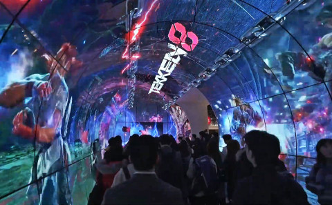 관람객들이 CES 2024 LG전시관에 설치된 webOS 미디어터널을 관람하고 있다. / 애니프레임 제공
