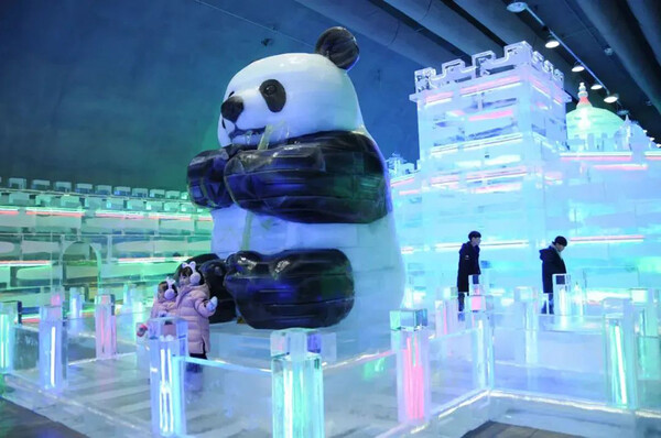 하얼빈빙설대세계에 연출된 팬더의 대형 얼음조각, 사진제공=黑龙江日报