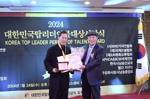 박윤수 빅팍 디자이너와 김영진 전.장관 / 공동위원장 제공