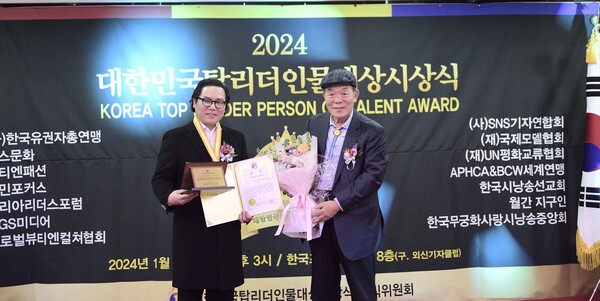 손인오 테너와 김영진 전.장관 / 공동위원장 제공