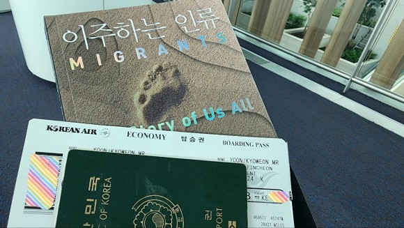 타슈켄트행 항공권과 공항에서 구매한 서적 "이주하는 인류"