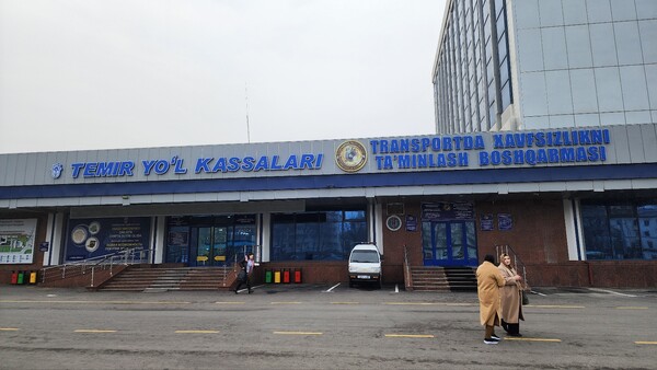 타슈켄트역의 티켓을 구매할 수 있는 건물이 따로 분리되어 있다. 이 곳은 티켓 판매 건물이다.