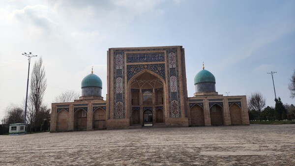 우즈베키스탄 사람들 신앙의 성지라 할 수 있는 하즈라티 이맘 모스크(Hazrati Imam Mosque)의 모습