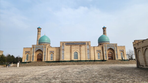 우즈베키스탄 사람들 신앙의 성지라 할 수 있는 하즈라티 이맘 모스크(Hazrati Imam Mosque)의 모습