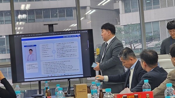 지난 11월 19일(화) "의약품 수출을 위한 모임 코넷 정기모임"에서 쇼피파이를 통한 해외 수출전략과 성공스토리를 발표하는 썸하이 이동준 대표, 사진제공=한류TV서울