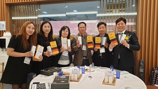 중소상공인과 함께하는 성장의 공간이며, 대한민국 유통산업의 미래를 논하는 사단법인 온라인유통센터의 2024년 송년의 밤 행사에서 참가자들이 기념품을 들고 함께 즐거워하고 있다. 사진제공=온라인유통센터